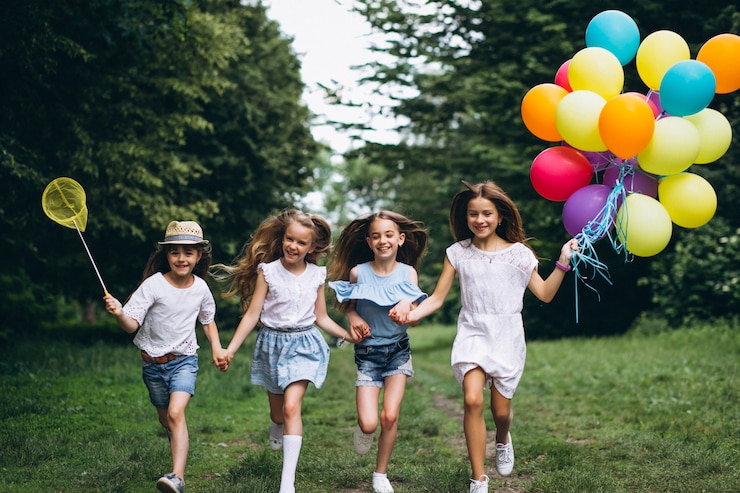 Foto gratuito niñas amigas con globos en el bosque