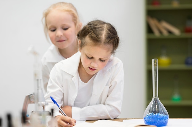 Niñas aprendiendo ciencias