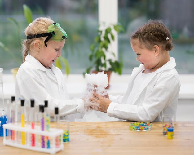 Niñas aprendiendo experimentos científicos