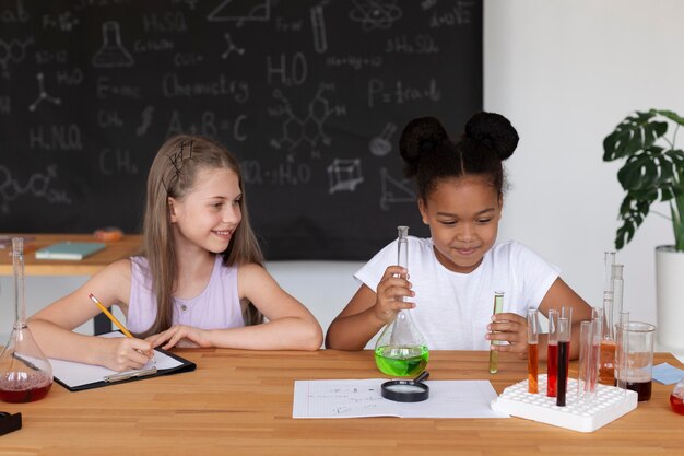 Niñas aprendiendo más sobre química en clase.