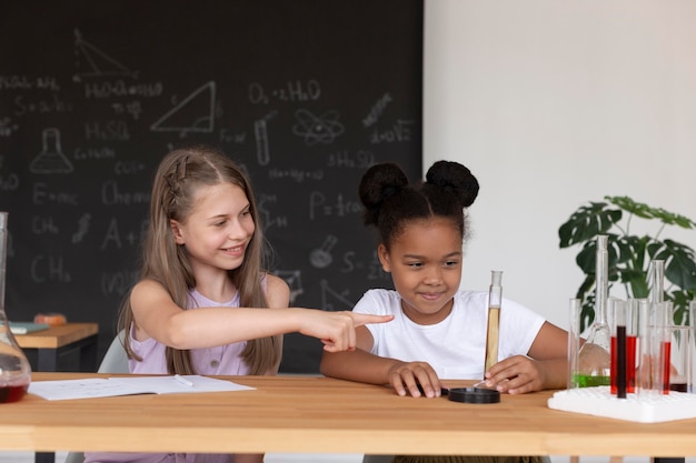 Foto gratuita niñas aprendiendo más sobre química en clase.