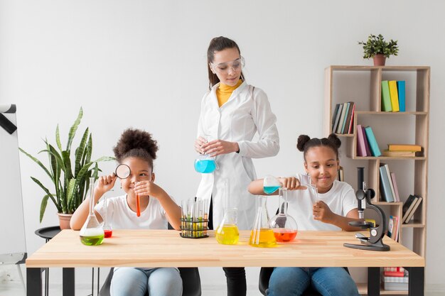 Niñas aprendiendo sobre ciencia de una mujer científica