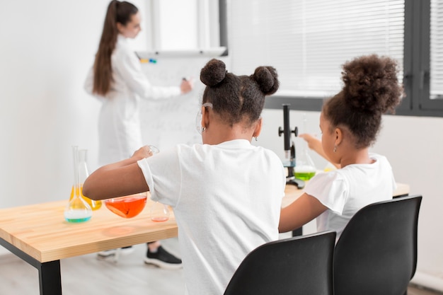 Niñas aprendiendo sobre química en clase