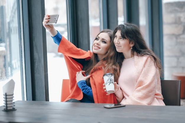 Niñas en el café