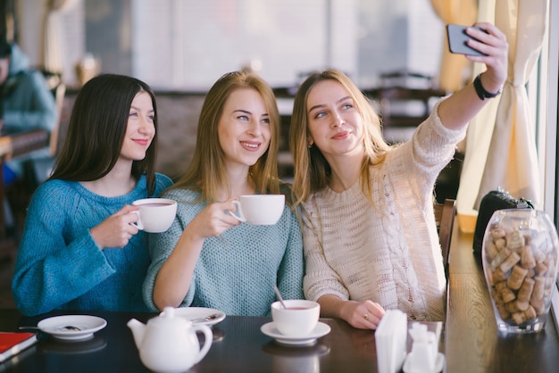 Niñas en el café