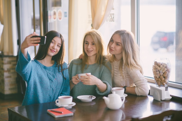 Foto gratuita niñas en el café