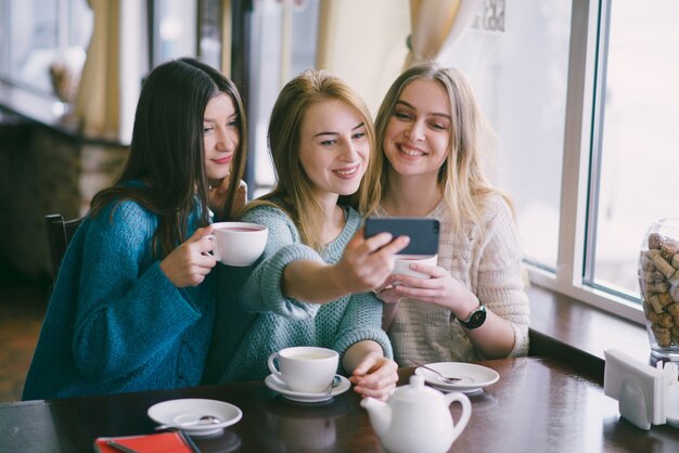 Niñas en el café