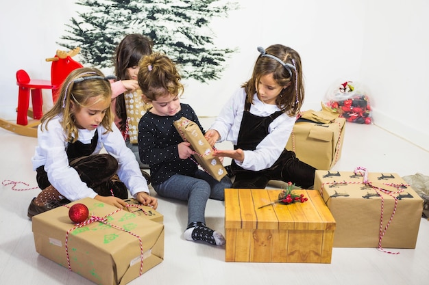 Niñas con cajas de regalos