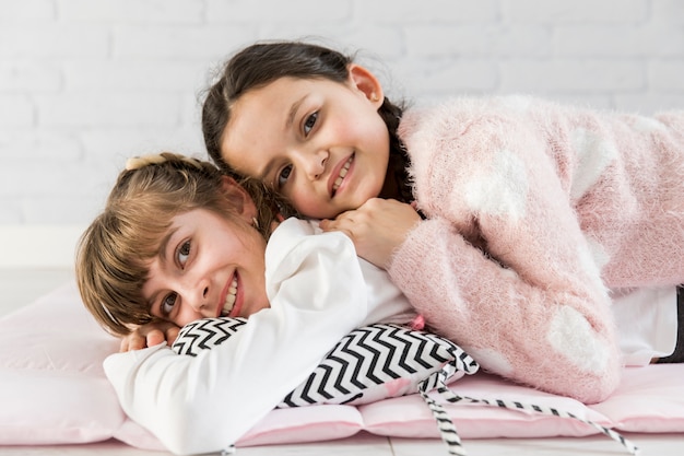 Niñas en la cama