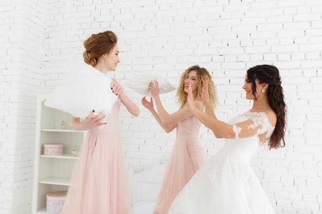 niñas celebran una despedida de soltera de la novia.