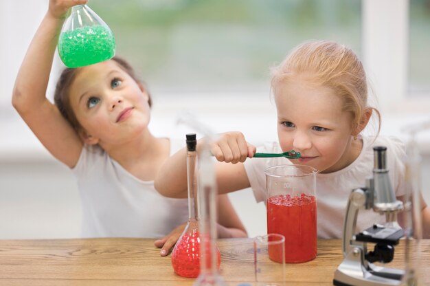 Niñas en clase de ciencias haciendo experimentos