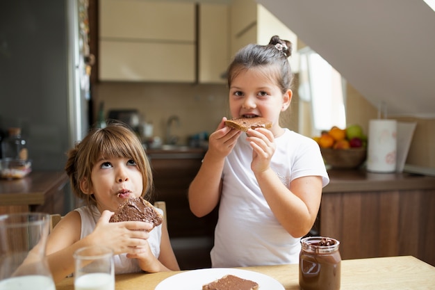 Niñas desayunando en casa