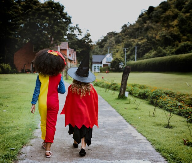 Niñas en disfraces de halloween