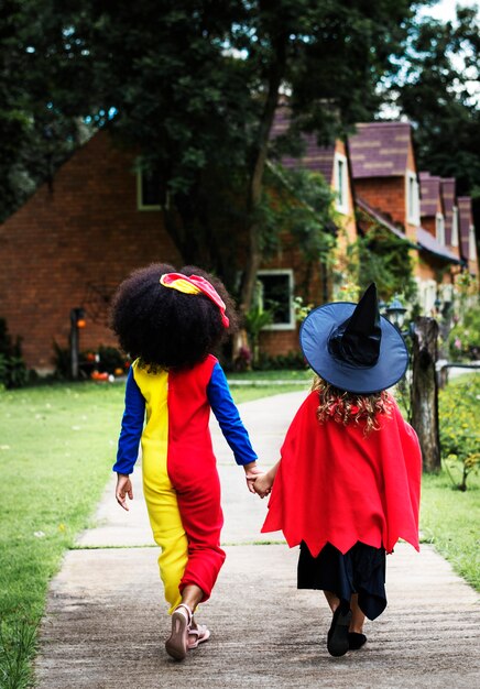 Niñas en disfraces de halloween