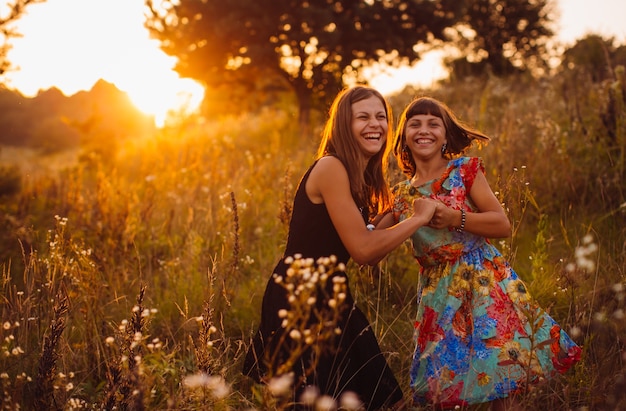 Las niñas se divierten en el campo de la tarde