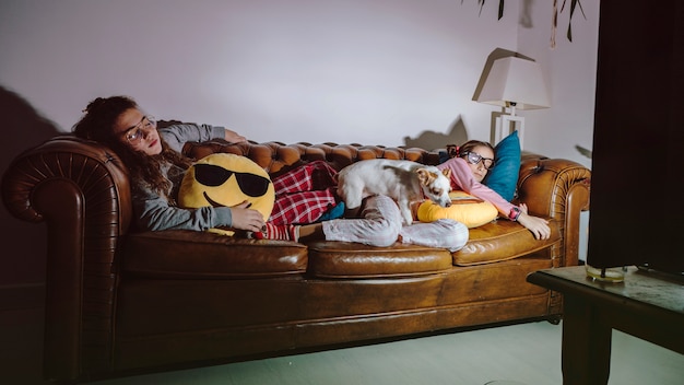 Las niñas durmiendo en el sofá con TV volvieron