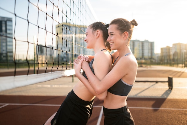 Niñas entrenando en campo de voleibol