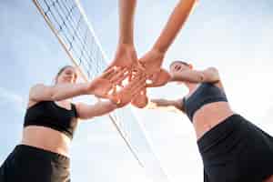 Foto gratuita niñas entrenando en campo de voleibol