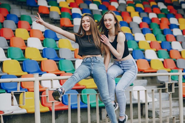 niñas en un estadio