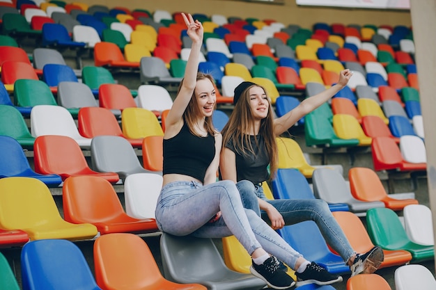 niñas en un estadio
