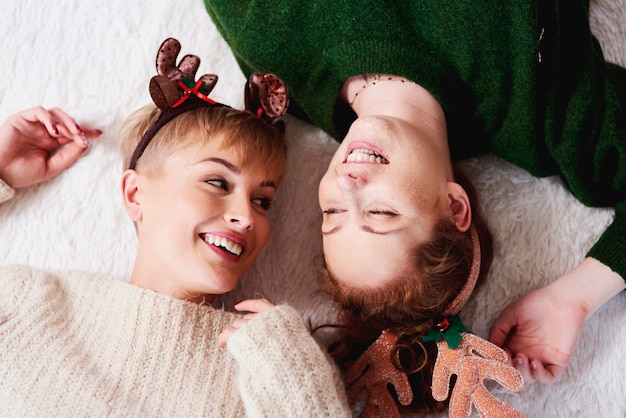 Niñas felices, acostado, en la cama