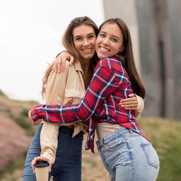 Niñas felices de ángulo bajo abrazándose