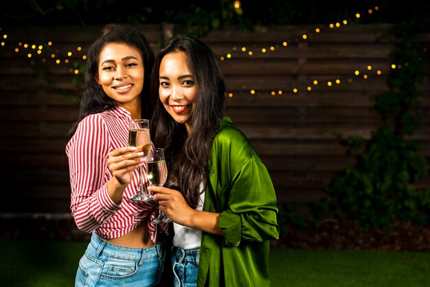 Niñas felices con bebidas al aire libre