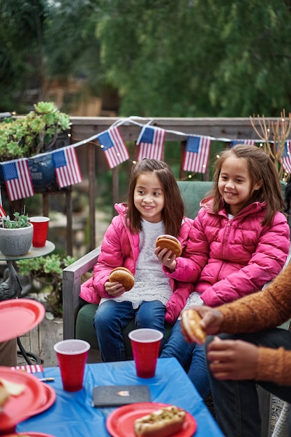 Niñas felices celebración del 4 de julio.