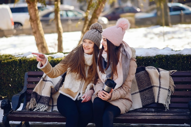 Niñas felices en una ciudad de invierno