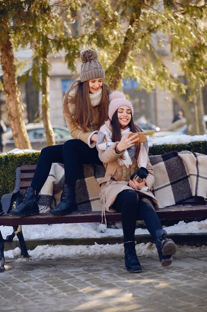 Niñas felices en una ciudad de invierno