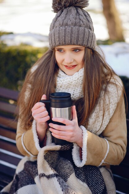 Niñas felices en una ciudad de invierno