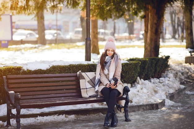 Niñas felices en una ciudad de invierno