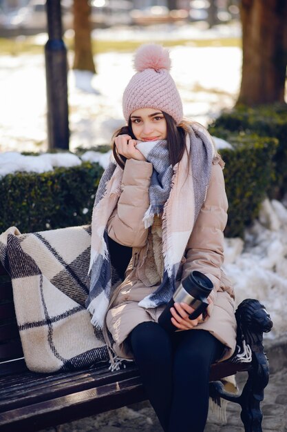 Niñas felices en una ciudad de invierno