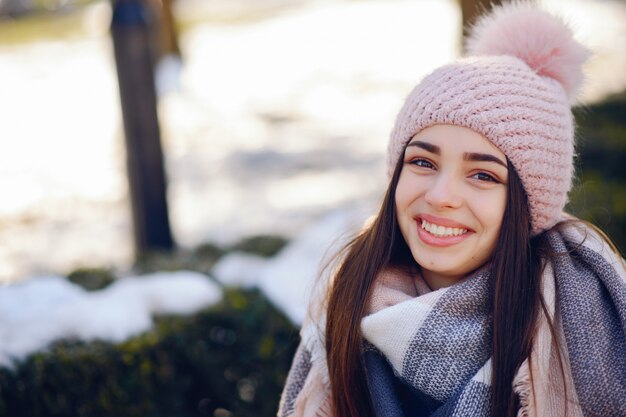 Niñas felices en una ciudad de invierno