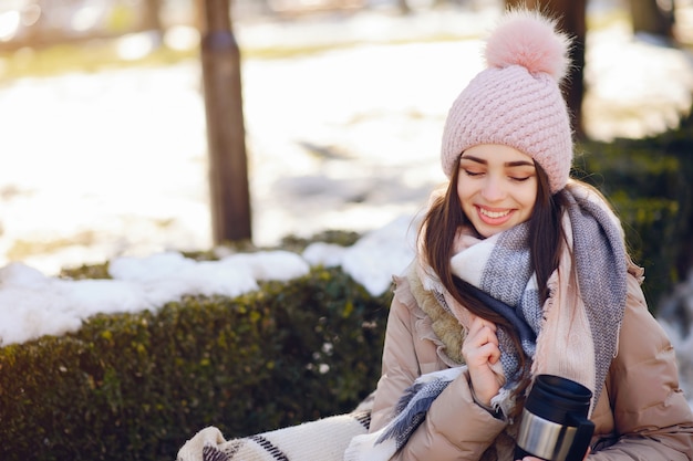 Niñas felices en una ciudad de invierno