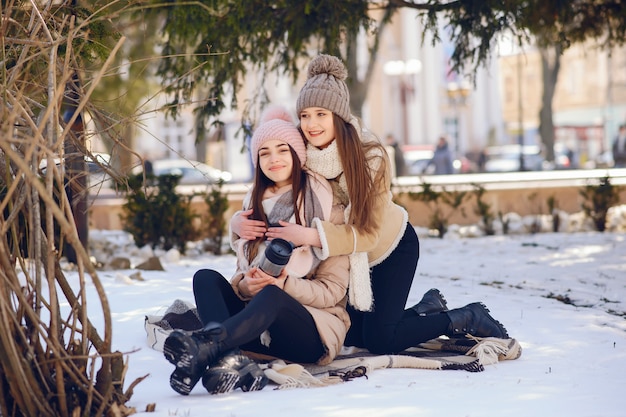 Niñas felices en una ciudad de invierno