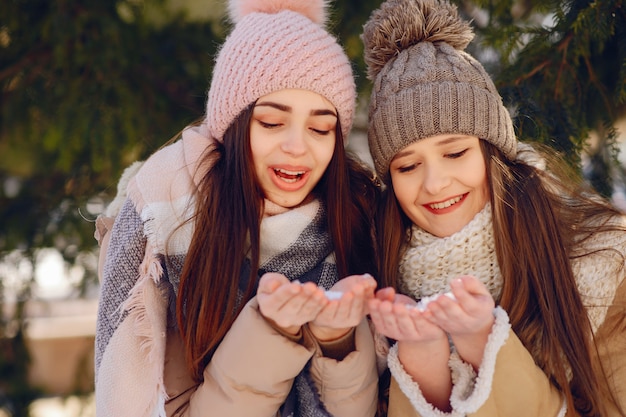 Niñas felices en una ciudad de invierno