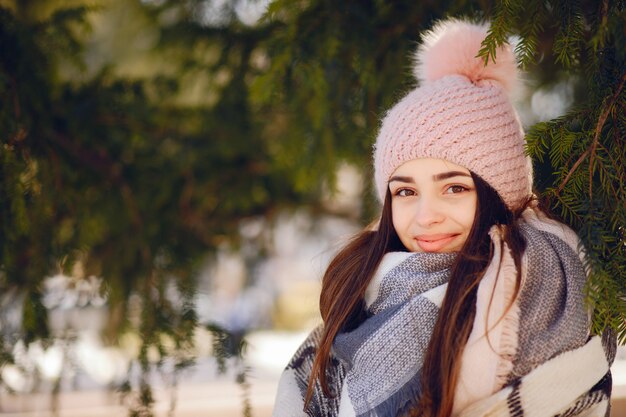 Niñas felices en una ciudad de invierno