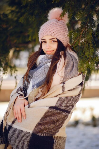 Niñas felices en una ciudad de invierno