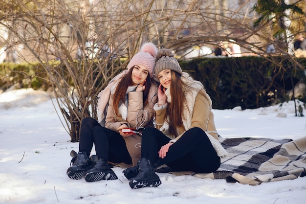 Niñas felices en una ciudad de invierno