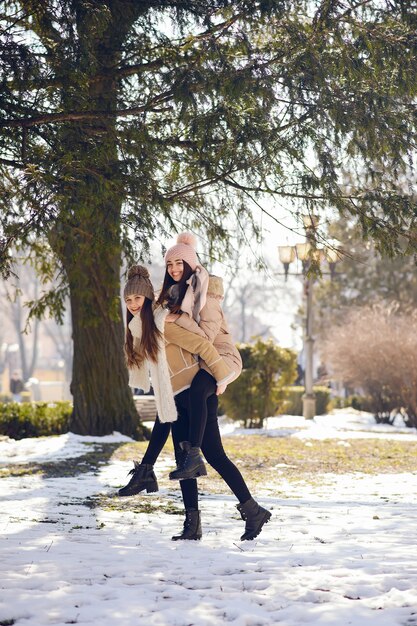 Niñas felices en una ciudad de invierno