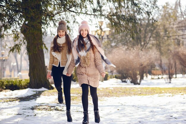 Niñas felices en una ciudad de invierno