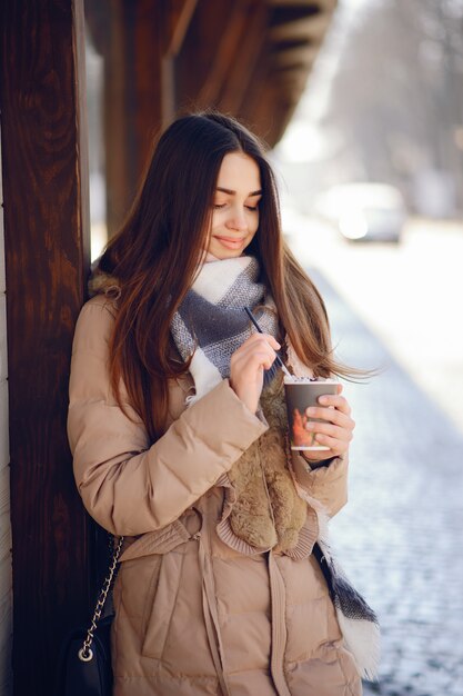 Niñas felices en una ciudad de invierno