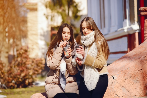 Niñas felices en una ciudad de invierno