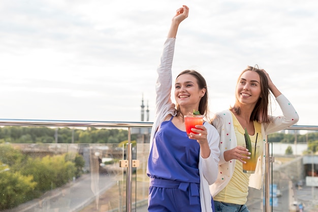 Niñas felices en una fiesta en la terraza