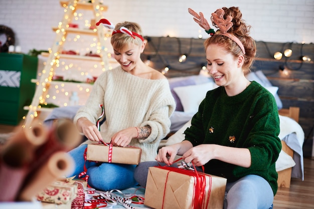 Niñas felices haciendo regalos de Navidad