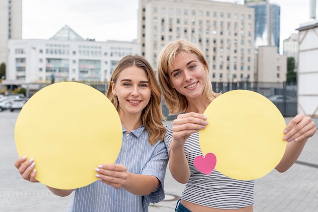 Foto gratuita niñas felices juntas al aire libre