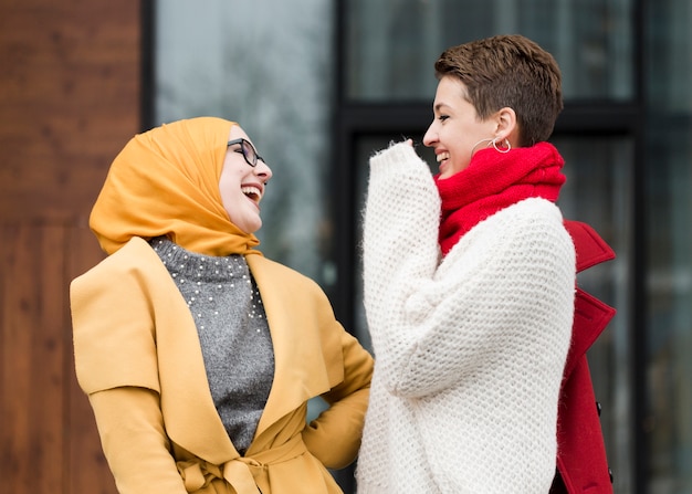 Foto gratuita niñas felices riendo juntos