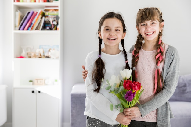 Foto gratuita niñas con flores