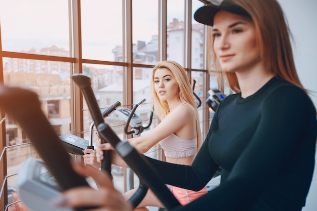 Niñas en un gimnasio